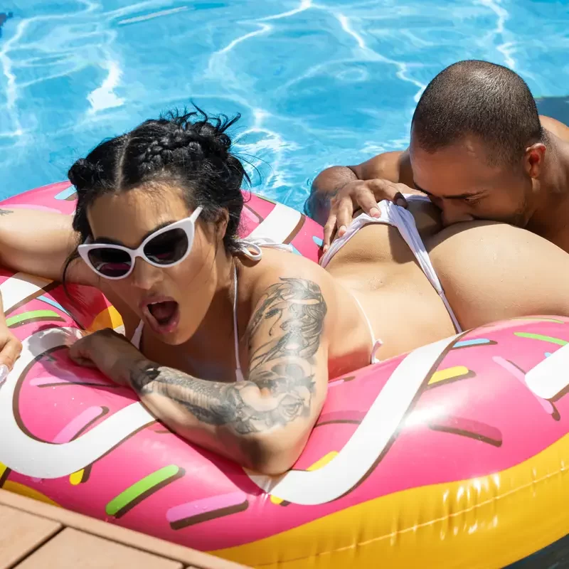 Eva's Creamy Pool Fuck: Eva Maxim & Justice 5