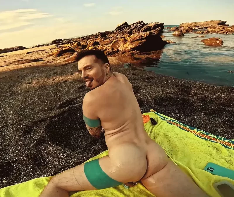 Axel Abysse: Fisting On The Beach 9