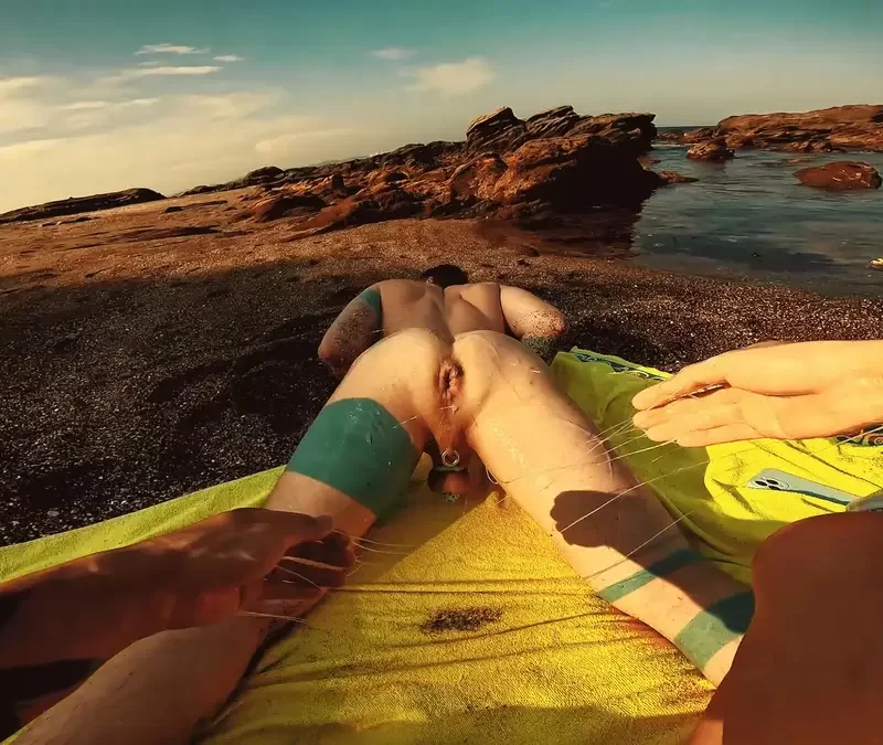 Axel Abysse: Fisting On The Beach 6