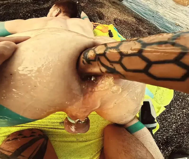 Axel Abysse: Fisting On The Beach 8