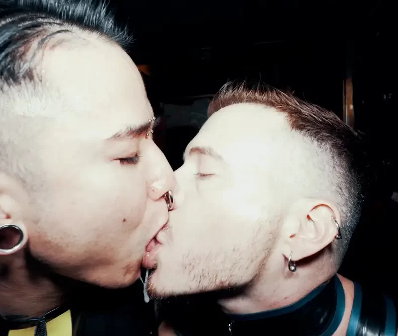 Rubber Fisting Foursome With Axel & Yoshi 4