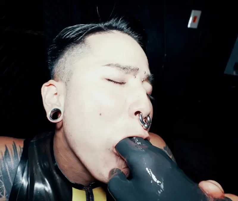 Axel Abysse & Yoshi Kawasaki Reach Fisting & Pissing Climax 13