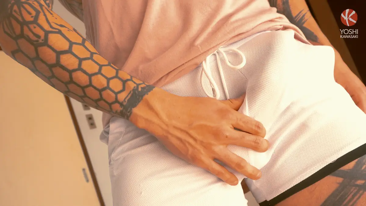 Yoshi Kawasaki Puts On a Show For Passers-by Under His Window 2