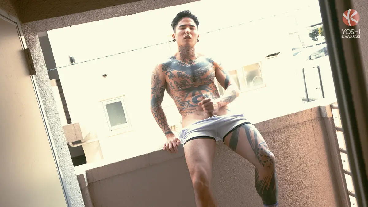 Yoshi Kawasaki Puts On a Show For Passers-by Under His Window 6