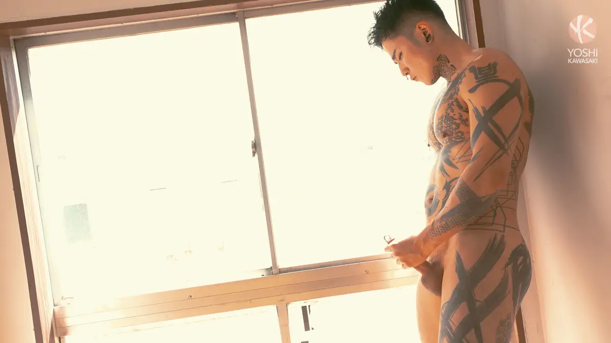 Yoshi Kawasaki Puts On a Show For Passers-by Under His Window 7