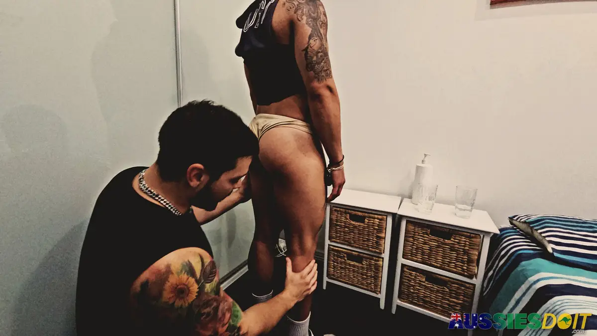 Aussies Aksen & Kandy Get To Know Each Other 1