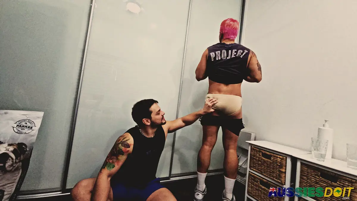 Aussies Aksen & Kandy Get To Know Each Other