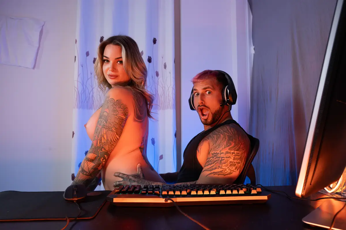 Playing With The NPC Babe: Lilyadick & Parker Savage