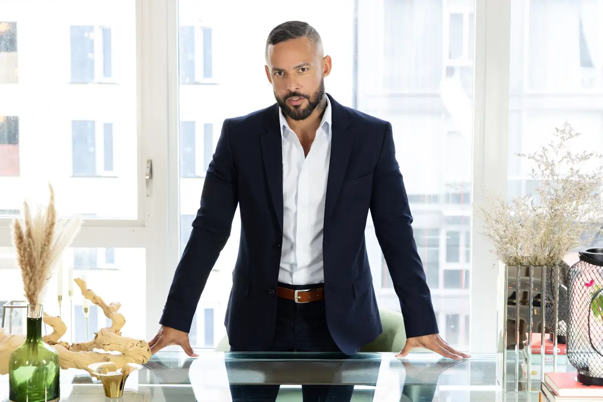 Here On Business: Jona Ortiz & Ari Yummey Gay Porn 1