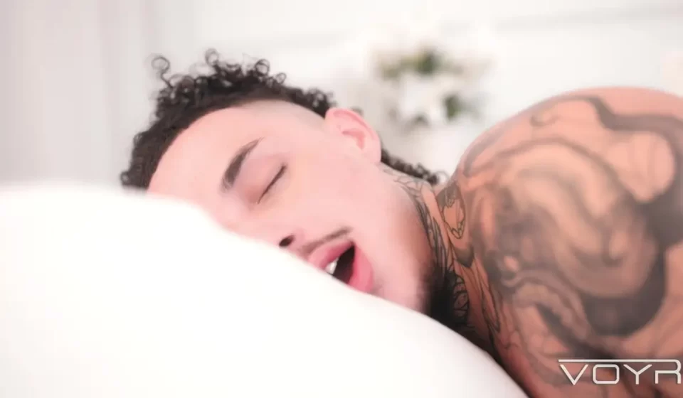 Gonzales Bottoms For Guillaume Wayne At VOYR Gay Porn