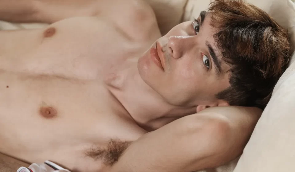 Ellis Reeves' Smoldering Bedroom Performance Gay Porn