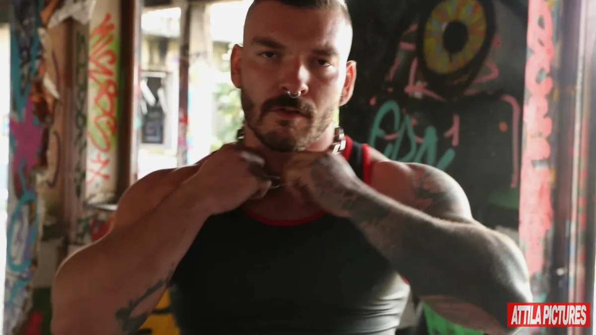 Muscle-Beast Kinkoer Unleashes His Eccentric Erotic Side! 1
