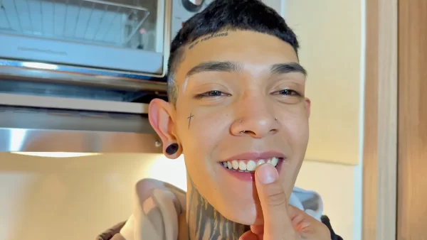 Angel of Bogota 33: Cash Tempts the Early Delivery Guy Gay Porn