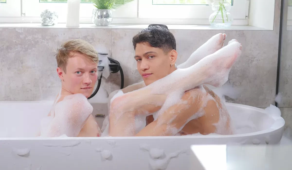 Ilon Redcheeks & Tonni Veroncini Trade Tub Kisses for Thrusts Gay Porn