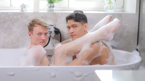 Ilon Redcheeks & Tonni Veroncini Trade Tub Kisses for Thrusts Gay Porn